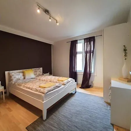 Nice & Cozy 4-rooms In Centrum *