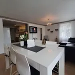 Daire Nice & Cozy 4-rooms In Centrum